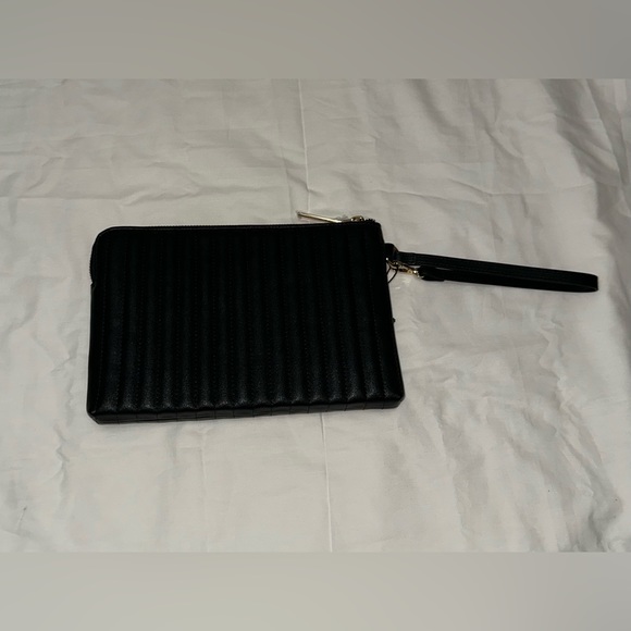 Women’s Tommy Hilfiger wristlet - Picture 4 of 4